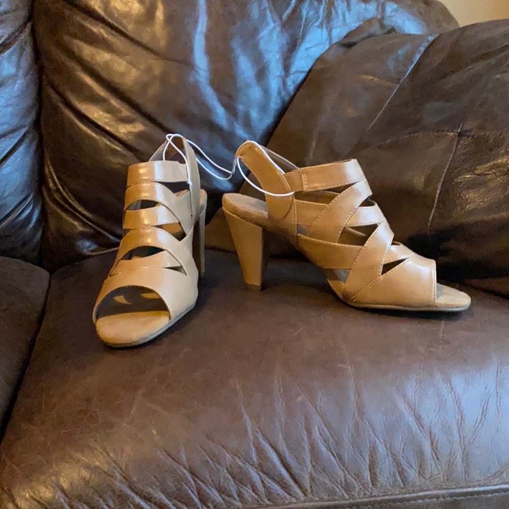 Tan heels size 7 1/2